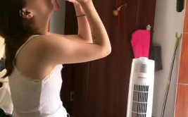 喝水拍段子的小姐姐照片,喝水拍段子，笑颜如花引围观！”